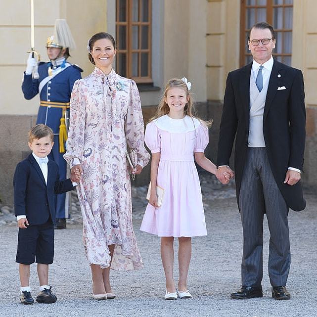 瑞典9岁王储公主颜值爆表披头散发仍美如瓷娃娃，未来女王范十足 - 7