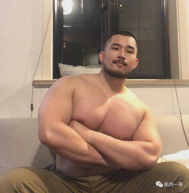 32岁上海肌肉壮男太撩了，这胸肌是真实存在的么？ - 6