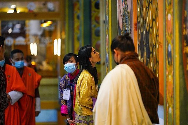 不丹王后夫妇恩爱亮相！王后穿一身金色像少女，在国王身边好温柔 - 7