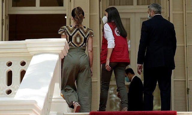 49岁莱后刻意穿小西装裤！大腿根处太紧绷，巴拉圭总统夫人贼富态 - 6