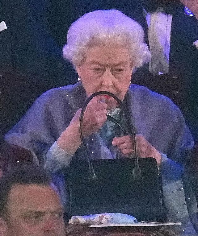 96岁英国女王闪耀亮相庆典仪式！拄着拐杖也好优雅，阿汤哥也来了 - 4
