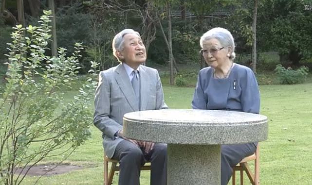 日本美智子上皇后87岁生日！和明仁上皇恩爱亮相，一身蓝色真优雅 - 7