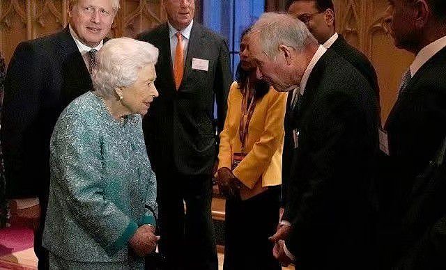 95岁英女王会见加拿大美女总督！穿印花裙好优雅，背脊驼得太严重 - 16