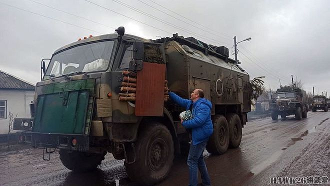 俄军前线部队紧急改装卡车 充分利用各种材料 类似《疯狂麦克斯》 - 7