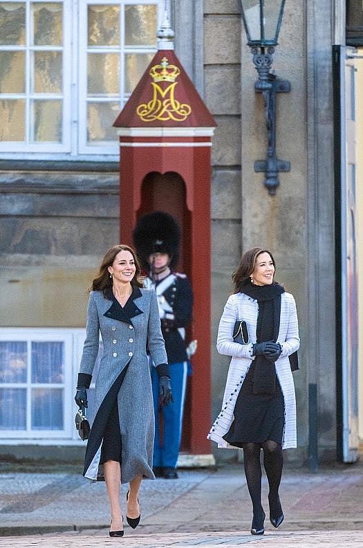 凯特王妃和丹麦王妃同框站着，相差10岁气质不相上下，穿搭好优雅 - 2
