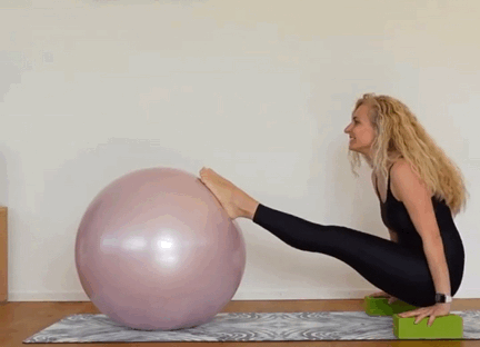 坚持这9个瑜伽球塑形动作30天，让你全身塑形变瘦 - 10