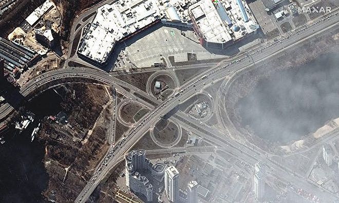 卫星图像：俄军挺进基辅 小镇居民区陷战火 安东诺夫机场着火 - 2