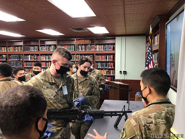 西点博物馆历史教学课 美军学员如何了解越战 武器装备摆满一桌 - 7