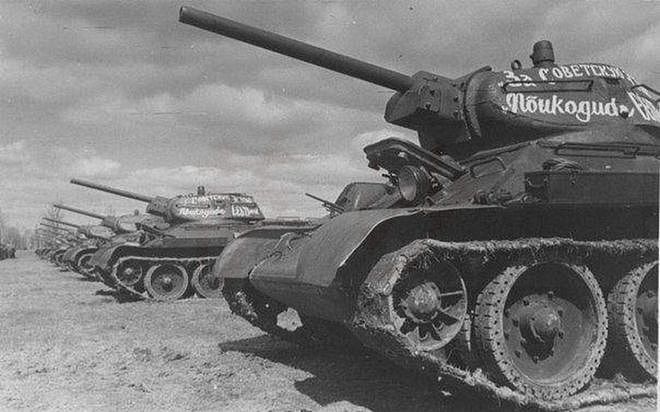 性能优秀的T34为什么战争初期表现很烂？1945年4月25日红军会师 - 1