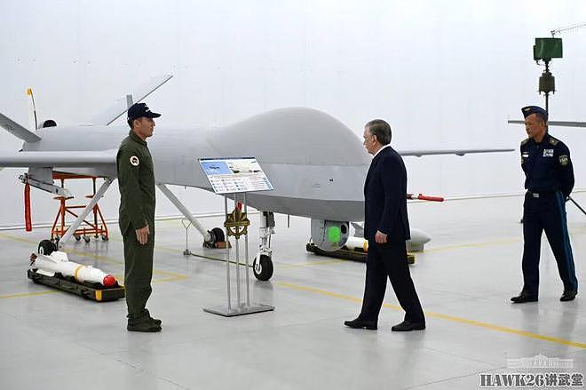 乌兹别克斯坦总统视察空军基地 中国“翼龙1”无人机战斗姿态亮相 - 3