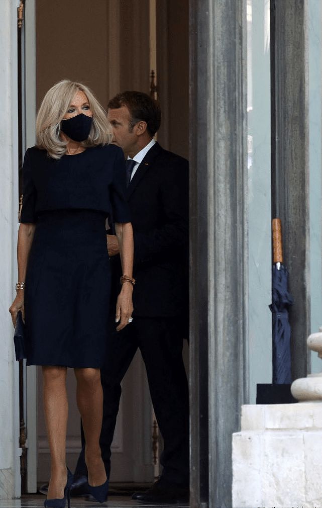 布丽吉特又美了！穿蓝色斗篷裙接待智利总统，露出的手臂暴露年龄 - 9