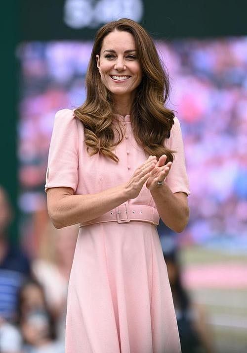 英国王妃也有“少女心”粉色纱裙满满优雅气质，手捧鲜花气质出众 - 10
