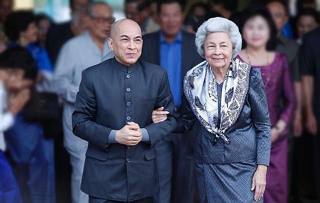 柬埔寨太后85岁了依旧高贵！一天连换两套造型，肩披紫丝巾好优雅 - 1
