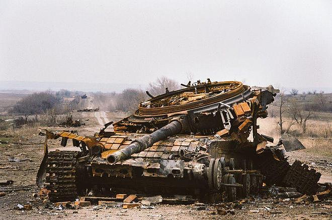 俄军坦克为何在乌国频频陷入困境？军事分析家再聚焦设计缺陷 - 1
