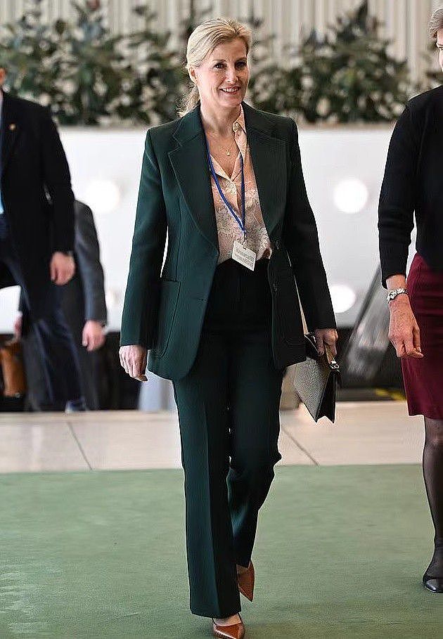 英女王的57岁儿媳闪耀联合国！穿墨绿色西装光彩照人，状态一级棒 - 5