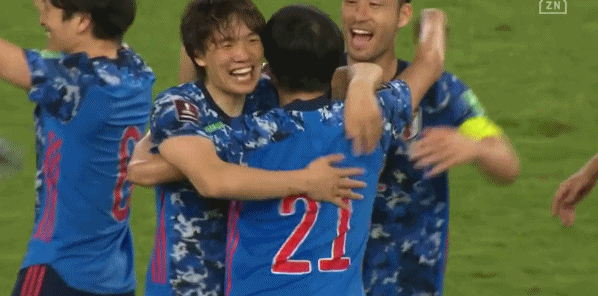 7次进世界杯！日本队围成一圈，疯狂庆祝！主场4万观众死寂 - 6