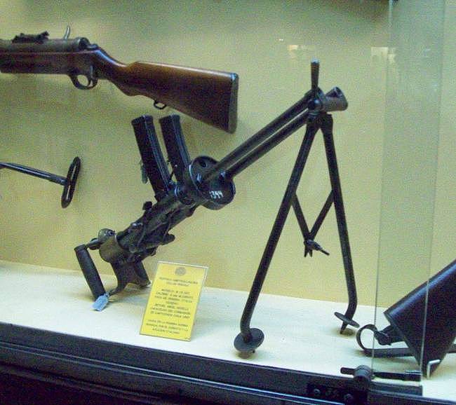 它是第一种真正意义上的冲锋枪 采用双管设计 超1500发射速 - 2