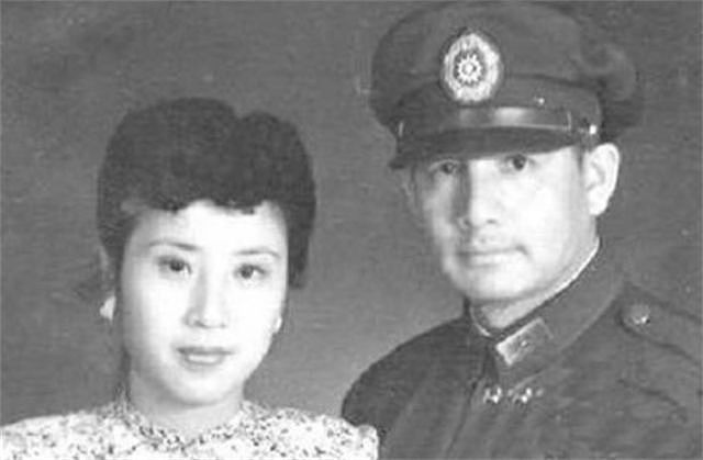 张灵甫死后，19岁的娇妻终身未嫁，05年和儿子参加抗日纪念活动 - 1