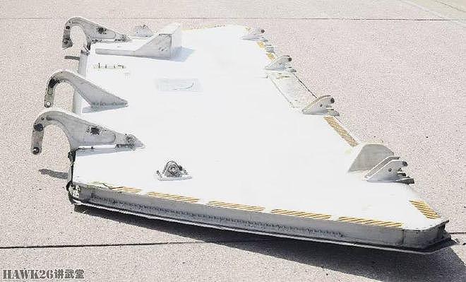 一年前冲出跑道的B-2隐形轰炸机飞抵制造厂 抢修痕迹清晰可见 - 4
