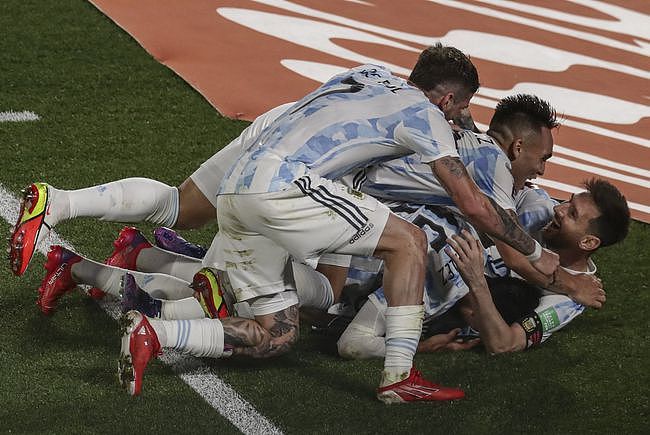 3-0！梅西炸裂表演：30米传球破门+仙人指路！阿根廷猛追巴西 - 7