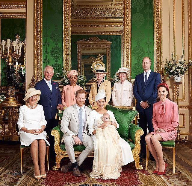 95岁英女王亮相曾孙洗礼仪式！穿鲜绿色真嫩，可惜梅根女儿没回来 - 8
