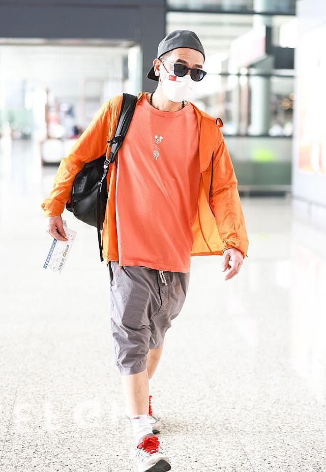 陈小春真是大湾区潮男，橘色T恤配灰色工装裤，鲜亮有型挺可爱的 - 4