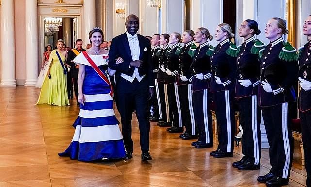 欧洲王室齐聚！挪威公主的黑人未婚夫在大合影中扎眼，唯一的黑人 - 7