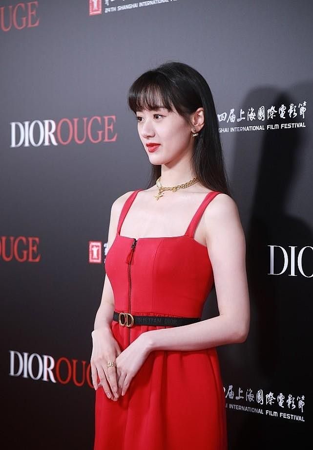 袁冰妍的脸蛋可不短，小红裙搭配却有点小家子气，没穿出来精致感 - 2
