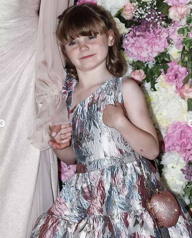 摩纳哥王妃终于肯营业！和7岁小公主走红毯太闪耀，穿香槟裙好美 - 5