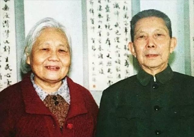 他是邓小平的三女婿，父亲救过贺龙，曾花3100万港币夺回3件国宝 - 2