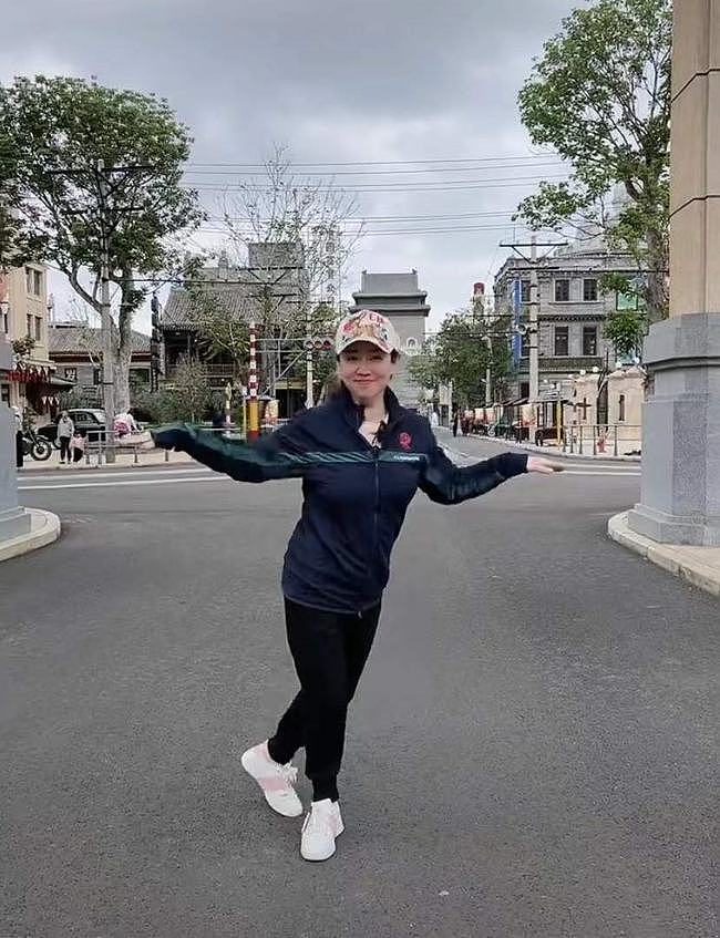 39岁童星关凌引争议！在北京马路中间开心热舞，不戴口罩被批嘚瑟 - 4