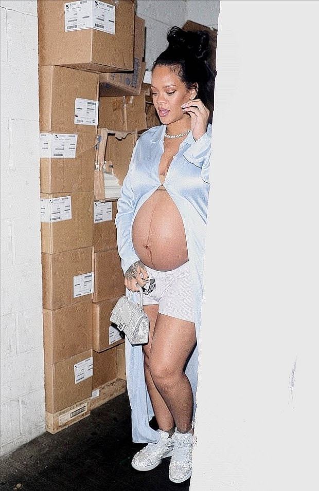 蕾哈娜孕期大秀又吸睛！丝绸衬衫当裙穿，系一粒扣露出9个月孕肚 - 5
