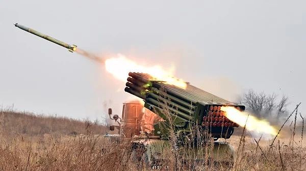 俄军展示多管火箭超级火力 西方神剑炮弹抵乌 首次转让飞机 - 1