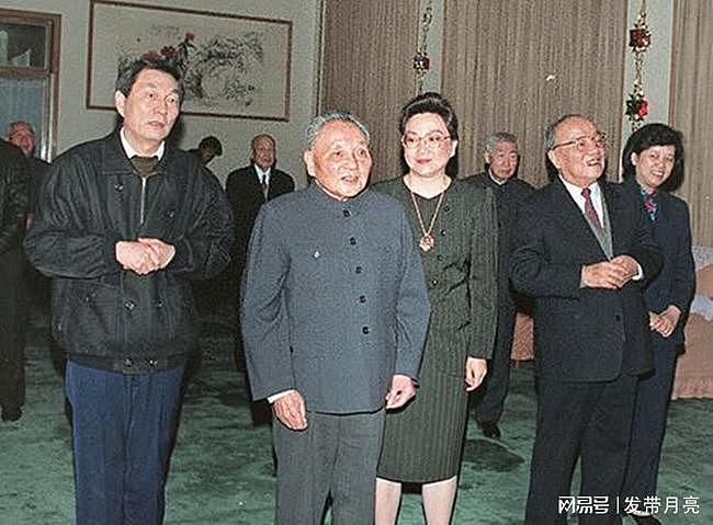 1991年，朱镕基陪邓公路过外滩，邓小平几句话让他幡然醒悟 - 5