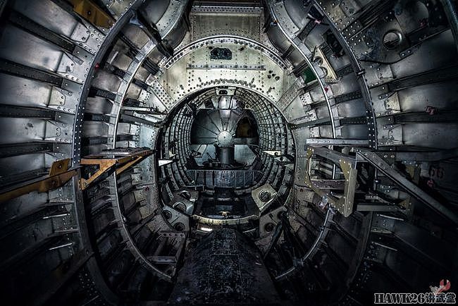 钻进图-16轰炸机 乌克兰博主冒险进入纪念碑 探索神秘的内部结构 - 19