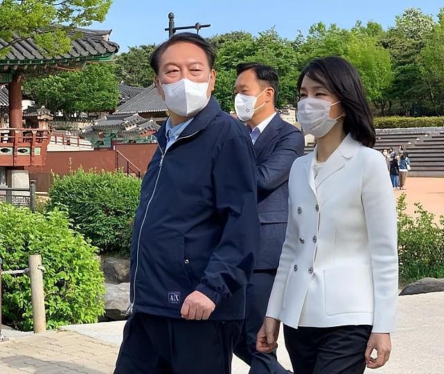 韩国新总统上任后首次陪老婆散步！第一夫人穿白西装真美，太嫩了 - 1