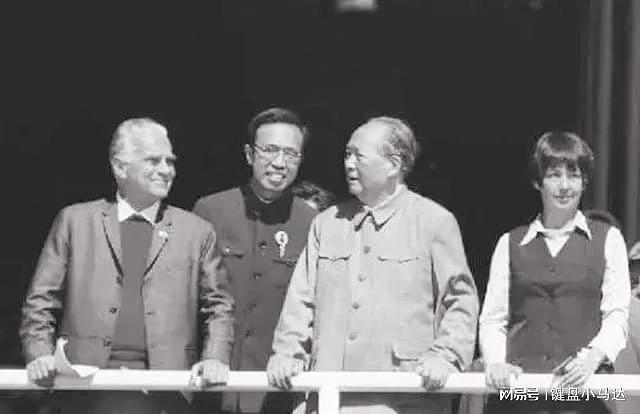 1974年，毛主席指着王洪文，巧向周恩来面授接班人事宜 - 12
