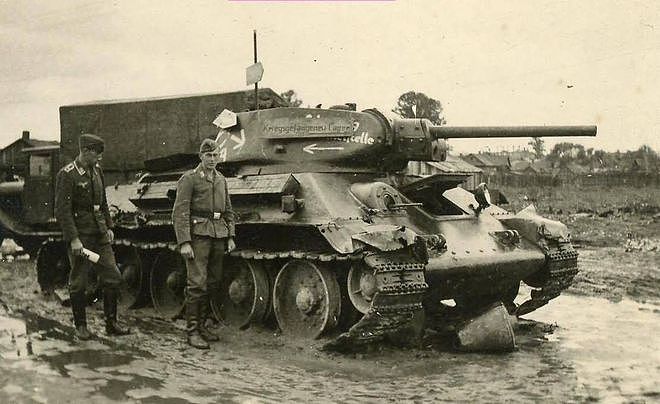 性能优秀的T34为什么战争初期表现很烂？1945年4月25日红军会师 - 17