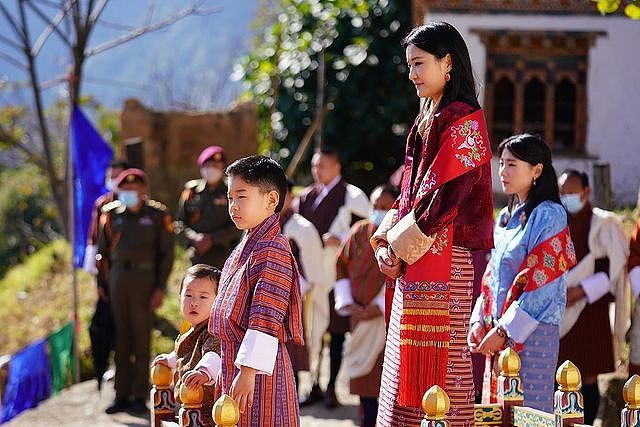 不丹王后单独带小王子营业！一身红裙太有少女感，1岁小王子太萌 - 7