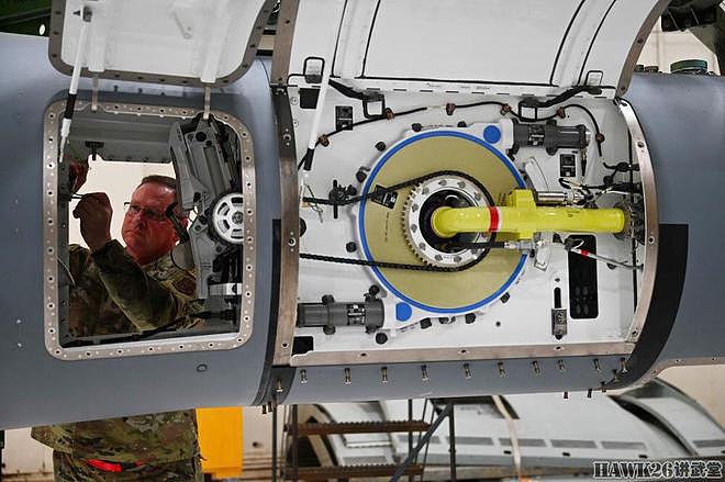 美国空军为KC-46“飞马座”安装加油吊舱 开始进行软管加油测试 - 5