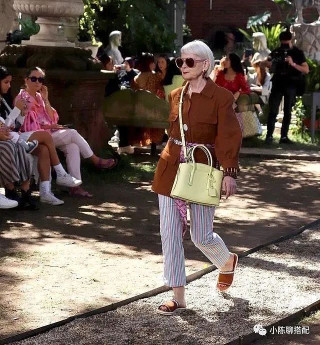 谁说奶奶不能是“酷女孩”？看这位年近70的奶奶，比年轻人还敢穿 - 8