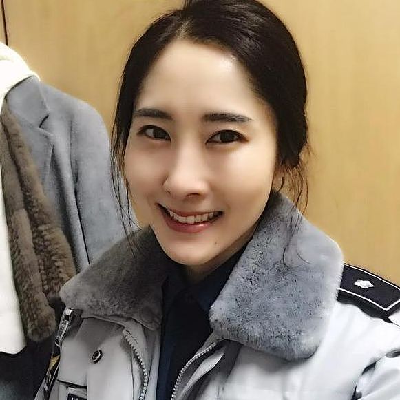 40岁韩国女警金瑞熙，马甲线明显，臀型完美，被称为“最美女警” - 2
