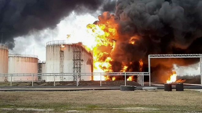 攻击画面曝光 俄石油公司设施遭偷袭 燃料库发生大火 - 4