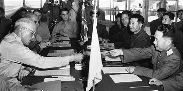 麦克阿瑟提议向中国投原子弹，结果被杜鲁门撤职，主席道破其缘由 - 10