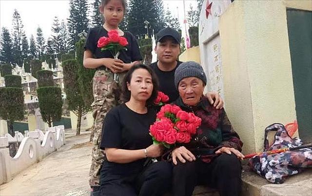 烈士106岁的母亲拥吻儿子的墓碑，老兵看到这一幕，集体上门探访 - 8
