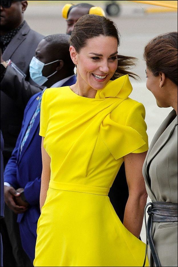 凯特给造型师加鸡腿？访问牙买加美出新高度，一天换三套黄裙最美 - 3