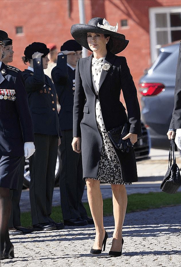 49岁丹麦王妃盛装亮相太好看了！黑白配尽显高贵，比凯特都显年轻 - 2
