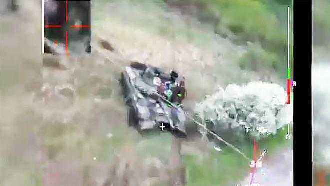“弹簧刀”式自杀式无人机，在乌克兰实战，袭击俄罗斯T-72B3坦克 - 1