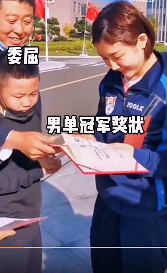 暖哭!小男孩找陈梦签名被保安赶跑哭了,大梦把他叫回来安慰+签名 - 8