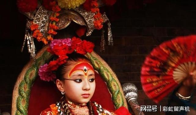尼泊尔“活女神”被禁锢在寺庙，双脚不允许碰地，大多孤独终老！ - 1